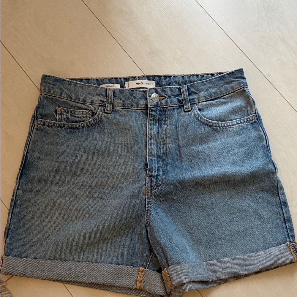 Shorts - Picture 3 of 4